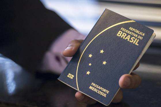 O prazo inicial de residência no Brasil será de dois anos.