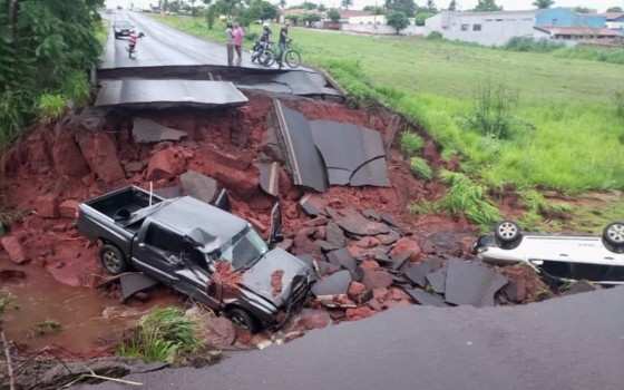 Asfalto cede durante chuva e engole carros na GO-206, em Itarumã 