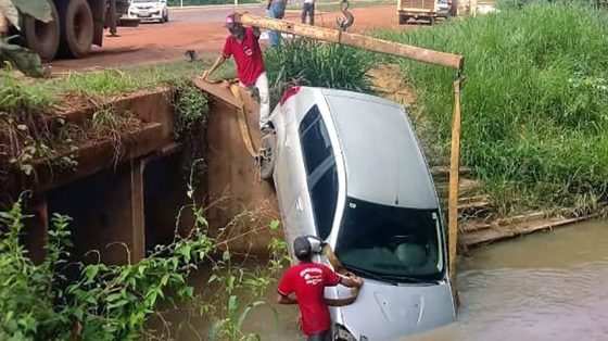 Motorista perde controle da direção e Sandero cai no rio.