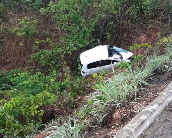 Carro caiu em ribanceira às margens de rodovia 