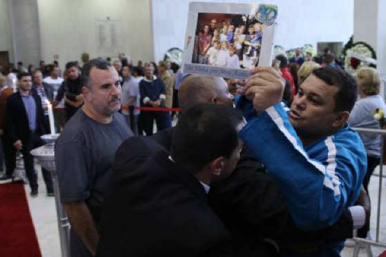 Fã invade e chega próximo do corpo de Gugu Liberato