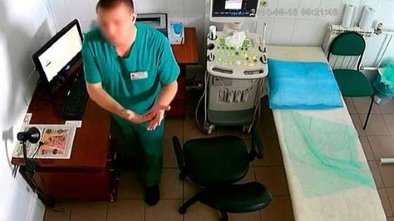 Vyacheslav Tripolko no seu consultório em hospital de Odessa, Ucrânia, sob o ponto de vista da câmera escondida
