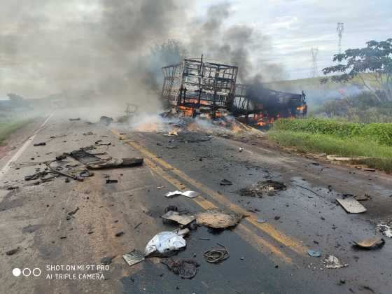 Carreta, que transportava milho, pegou fogo.