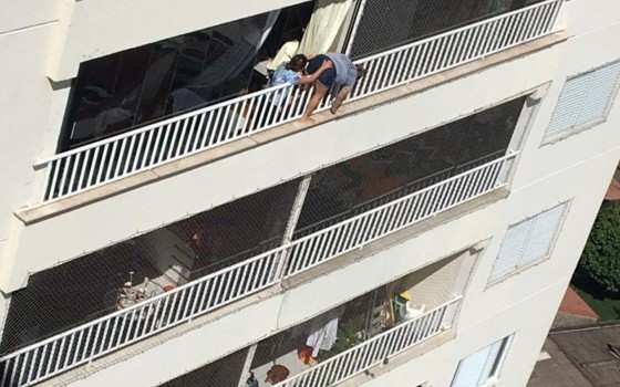 Cena causou espanto a vizinha, que ficou preocupada e esperou que mulher voltasse para dentro do apartamento em segurança. Segundo testemunha, a situação durou dez minutos.