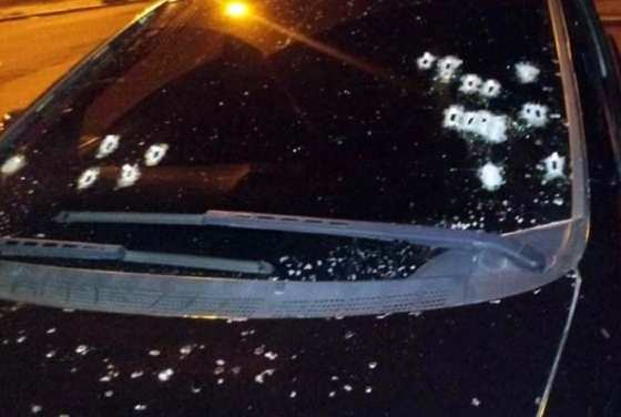 Carro em que o político estava ficou com várias marcas de tiros.