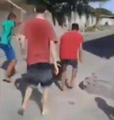 Cinco homens agridem travesti com socos, chutes e pauladas em Fortaleza