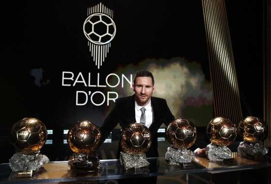Messi se isola como maior vencedor da história da premiação, com um troféu a mais que Cristiano Ronaldo.