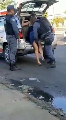 Vídeo flagra mulher sendo colocada à força em carro da PM no Maranhão