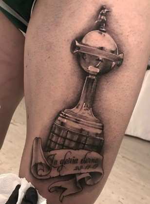 Arrascaeta tatuou na coxa o troféu da Libertadores 2019 