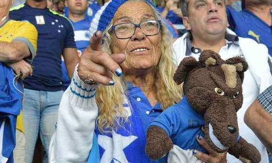 Torcedora-símbolo do Cruzeiro, de 86 anos, é agredida por atleticanos em saída de jogo