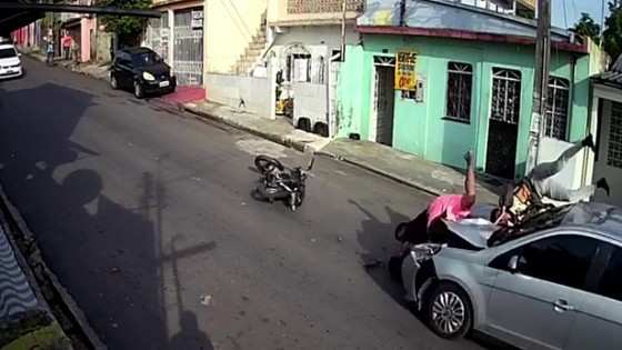 Vídeo mostra suspeitos 'voando' sobre carro após motorista assaltado atropelar 