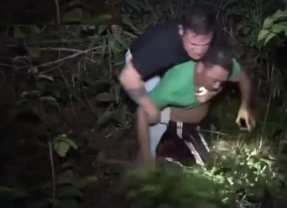 Repórter entrou no meio do mato e prendeu homem que se masturbava na estrada.
