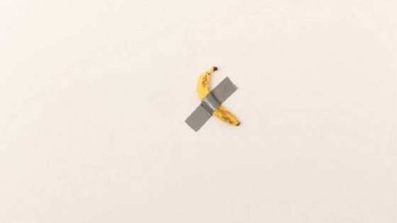 Obra de arte: banana presa com fita adesiva