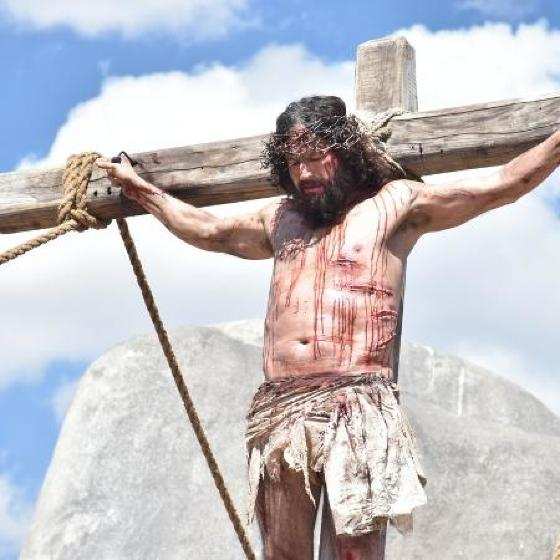  O ator passou por uma transformação para viver Jesus Cristo para a peça colocando megahair e raspando o peitoral.