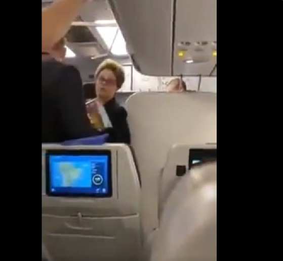 Rousseff é hostilizada por passageiros em avião.