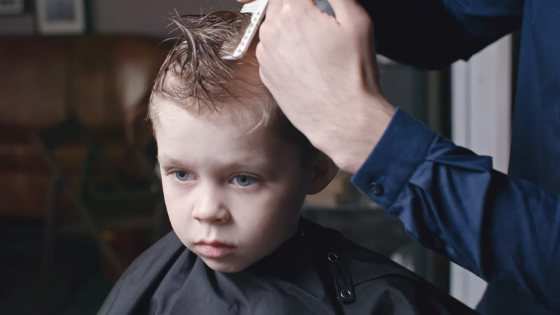 Insatisfeita com corte de cabelo do filho, mãe atropela barbeiro