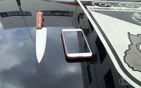 Faca e celular encontrados com o suspeito que causou pânico em Rio Verde, Goiás.