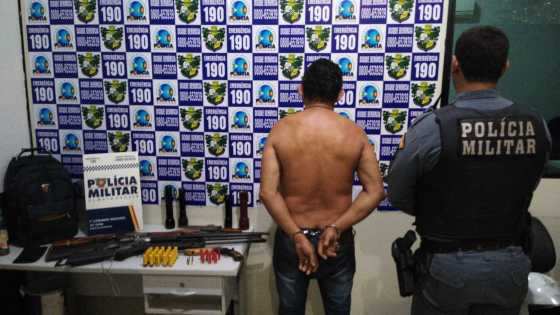 O homem foi preso em flagrante pelos policiais militares.