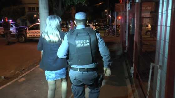 A jornalista Izabel Torres sendo retirada à força por policial, durante uma ocorrência criminal, em Rondonópolis (214 km de Cuiabá)