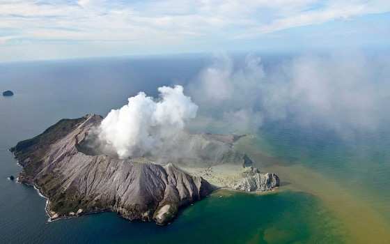 Imagem aérea mostra vulcão da Ilha Branca em erupção nesta segunda-feira (9)