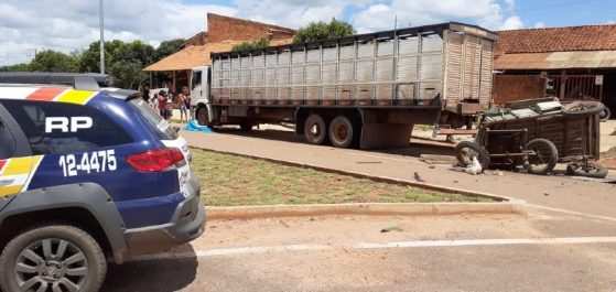 Caminhão Boiadeiro passou por cima de carroça que invadiu preferencial.