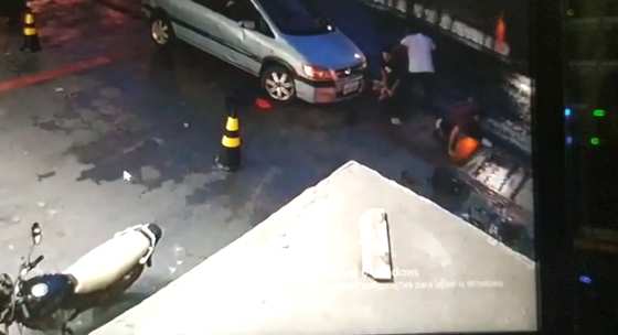 Seguranças de estabelecimento na Avenida Tenente Coronel Duarte, em Cuiabá, em luta corporal com criminoso após tentativa de assalto