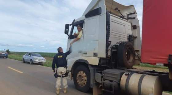 Motorista foi liberado após negociação da PRF.