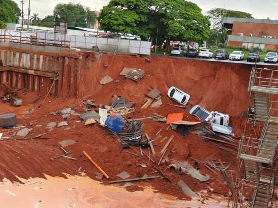 Cratera se abre e engole carros em Brasília