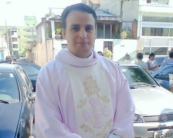 Padre Anderson de Moraes Domingues, de 43 anos, foi preso em flagrante em Guarujá (SP) acusado de estupro