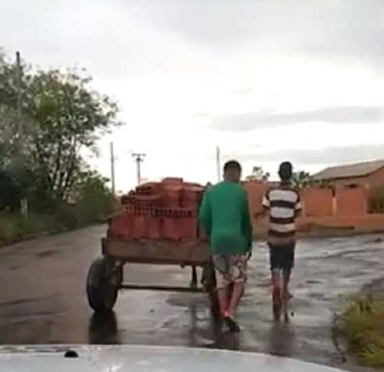 PM acompanhou os acusados de volta ao terreno para devolver os tijolos.