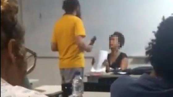 As imagens mostram Danilo Araújo de Góis se recusando a pegar a prova na mão da professora e pedindo que ela colocasse o exame em cima da mesa para que ele pudesse pegar.