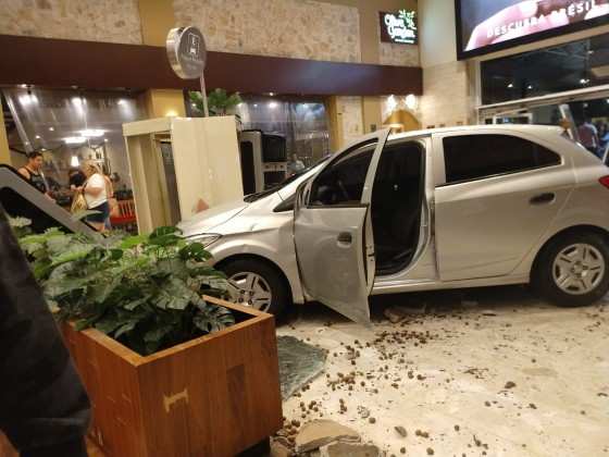 Carro invade Shopping Center Norte após motorista passar mal
