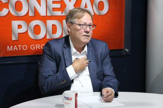 Gilberto Figueiredo na bancada do programa Conexão Poder.