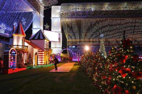 Além das atrações, as crianças também receberão lanches e poderão conferir a chegada do Papai Noel, que virá de helicóptero, fazendo um show à parte.