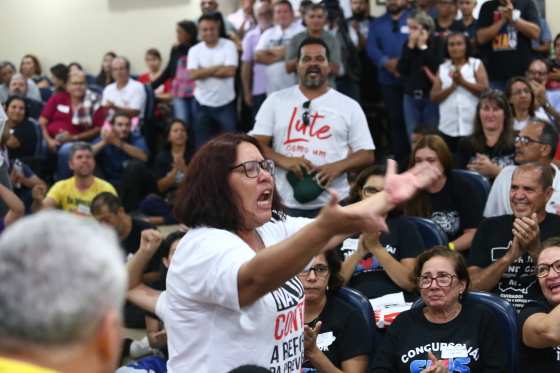 Servidores lotaral audiência pública na Assembleia para protestar.