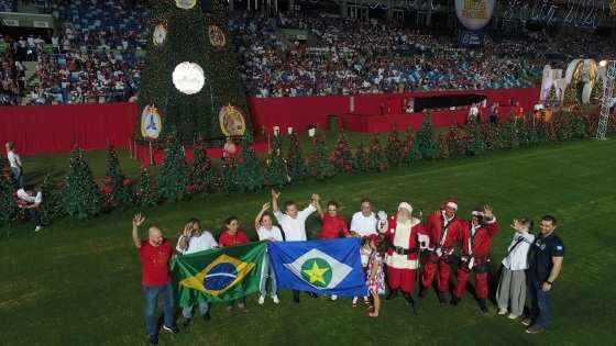 Além dos brinquedos e do passeio, outro momento que entusiasmou a criançada foi a chegada do Papai Noel