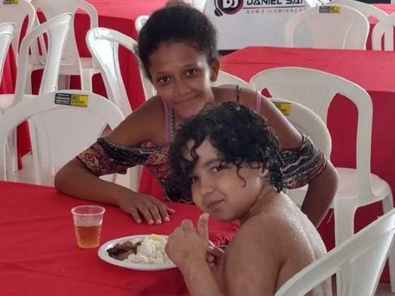 Enzo já está melhor após passar pelo especialista e foi à festa conhecer os alunos e agradecê-los.