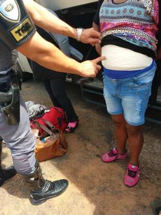 Suspeitos estavam vestidos com cocaína.