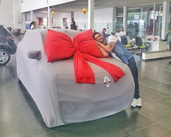 Léo Santos recebe carro de presente de Luísa Sonza após participação no 'Dança dos Famosos