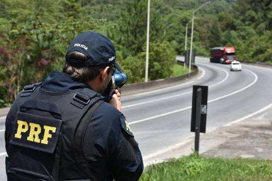 Policial rodoviário federal usa radar móvel na BR-376, em Guaratuba (PR) Policial rodoviário federal usa radar móvel na BR-376, em Guaratuba (PR).