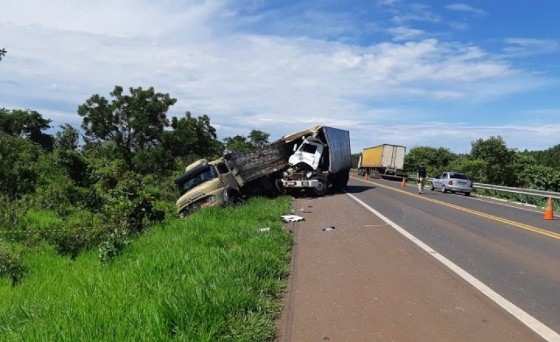 Acidente envolvendo dois caminhões aconteceu na BR-158. 