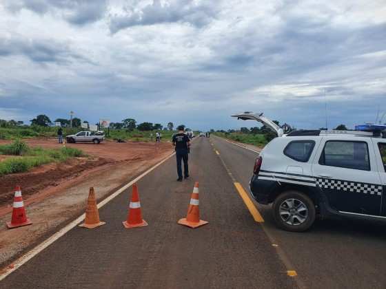 Carro atingiu moto ao fazer conversão em rodovia.