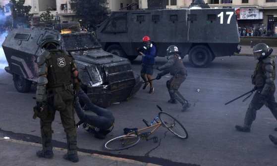 Confronto entre forças da segurança e manifestantes durante protesto em Santiago