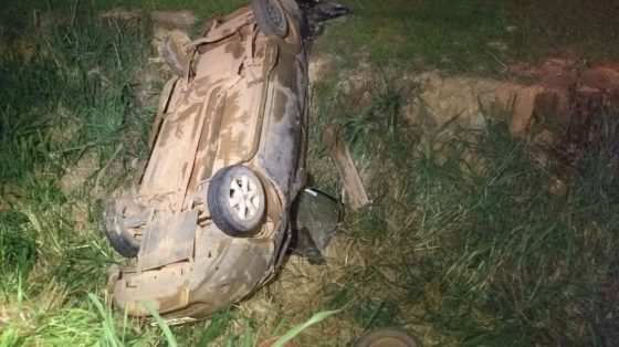 Carro caiu em vala na BR-163.