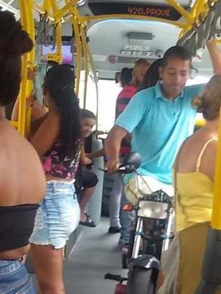 Passageiro leva moto dentro de ônibus do BRT.