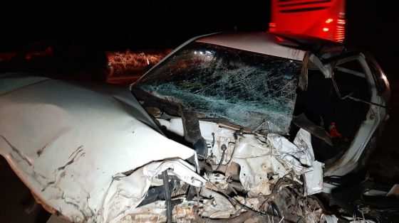 Carros ficaram destruídos.