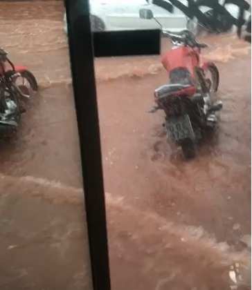 Avenida vira 'rio' em Cuiabá.