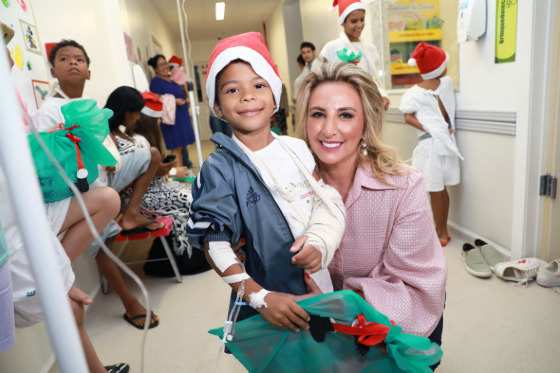 A primeira-dama Márcia Pinheiro entregou de brinquedos, como presente de Natal.