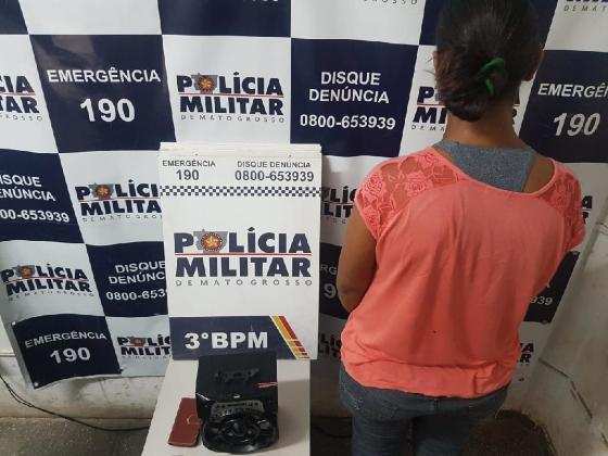A mulher foi presa e conduzida à delegacia por crimes de perturbação do sossego e ameaça. 
