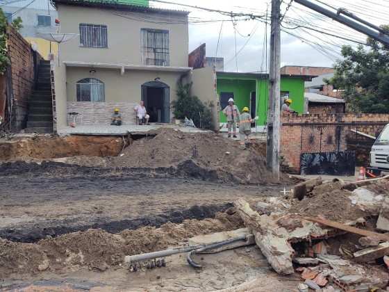Muro de casa é engolido por cratera em vídeo impressionante feito por moradores